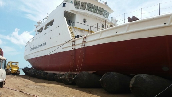 Schiff, das Marine Rubber Airbag 1.2m*15m startet und anhebt