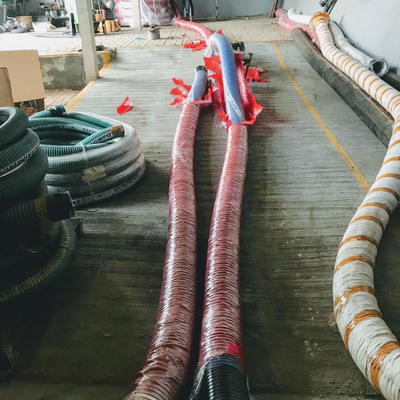 VERSENDEN Sie - ZU - den SCHIFF verstärkten Schlauch, der auf Kai-Dock für das Rohöl-Transportieren benutzt wird