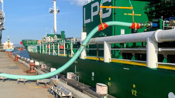 VERSENDEN Sie - ZU - den SCHIFF verstärkten Schlauch, der auf Kai-Dock für das Rohöl-Transportieren benutzt wird
