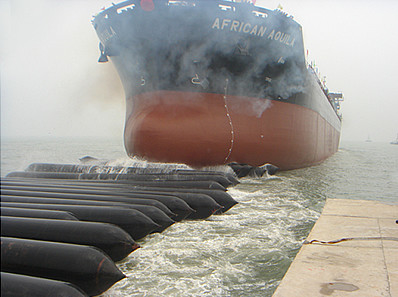 Schiff, das Marine Rubber Airbag 1.2m*15m startet und anhebt
