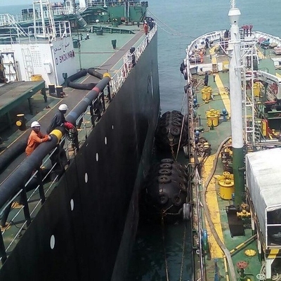 Yokohama, das pneumatischen Fender schwimmt