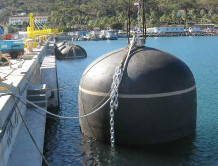 Unterwasserfender passend für Unterseeboote oder Schiffe, deren Auftreffpunkt möglicherweise unterhalb der Wasserlinie ist.