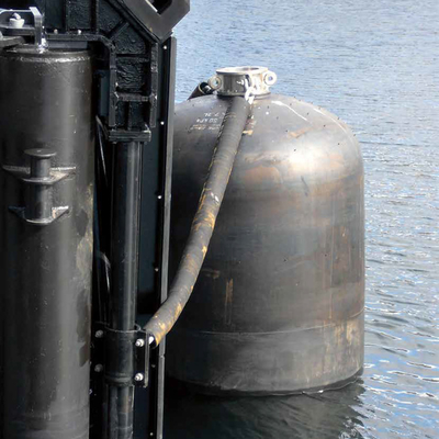 Unterwasserfender passend für Unterseeboote oder Schiffe, deren Auftreffpunkt möglicherweise unterhalb der Wasserlinie ist.